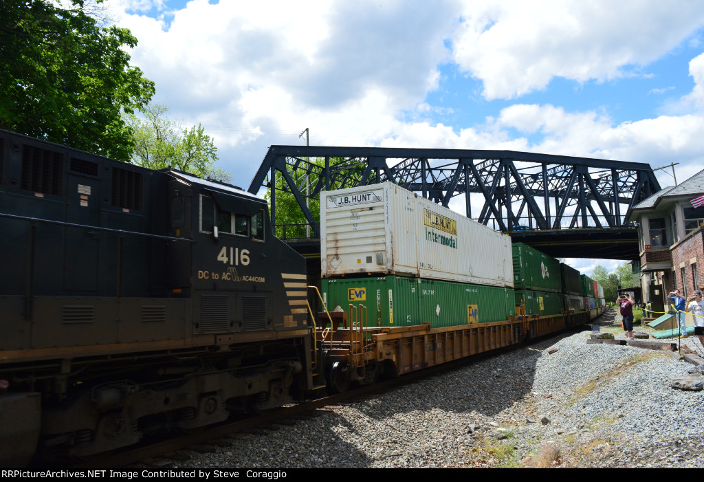 Second & closer shot of DTTX 789695B, EMHU 271987, JBHU 232832